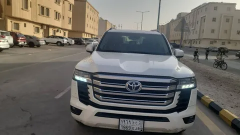 استكشف undefined undefined الصور الخارجية والداخلية. اكتشف جميع جوانب وتفاصيل السيارات.
