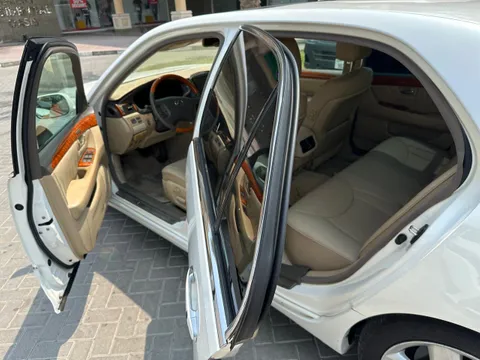 Discover undefined undefined Exterior Interior Images.Find all aspects and details of cars.