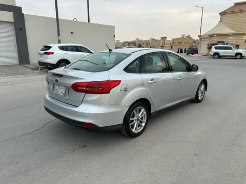 استكشف undefined undefined الصور الخارجية والداخلية. اكتشف جميع جوانب وتفاصيل السيارات.