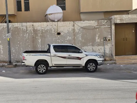 استكشف undefined undefined الصور الخارجية والداخلية. اكتشف جميع جوانب وتفاصيل السيارات.