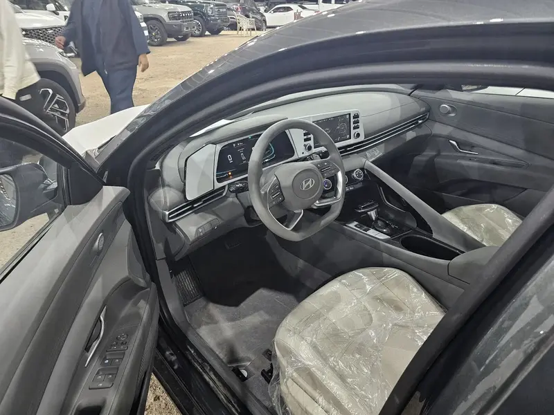 Discover undefined undefined Exterior Interior Images.Find all aspects and details of cars.