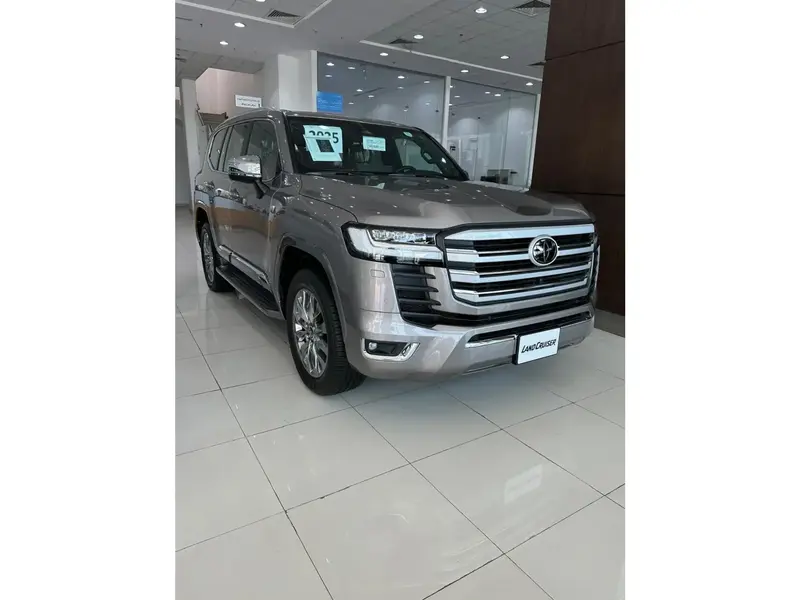 استكشف undefined undefined الصور الخارجية والداخلية. اكتشف جميع جوانب وتفاصيل السيارات.