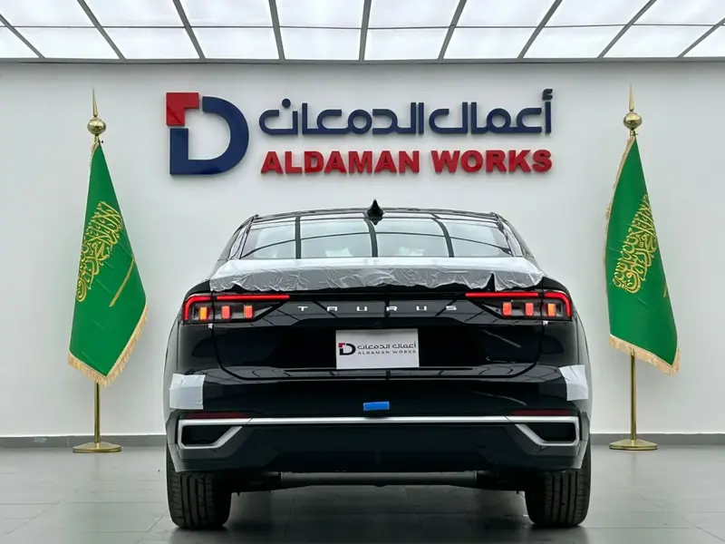 استكشف undefined undefined الصور الخارجية والداخلية. اكتشف جميع جوانب وتفاصيل السيارات.