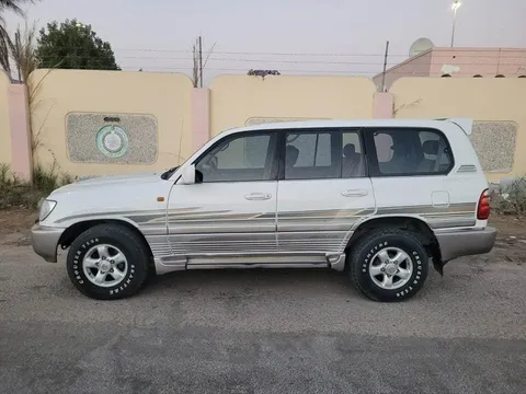 استكشف undefined undefined الصور الخارجية والداخلية. اكتشف جميع جوانب وتفاصيل السيارات.