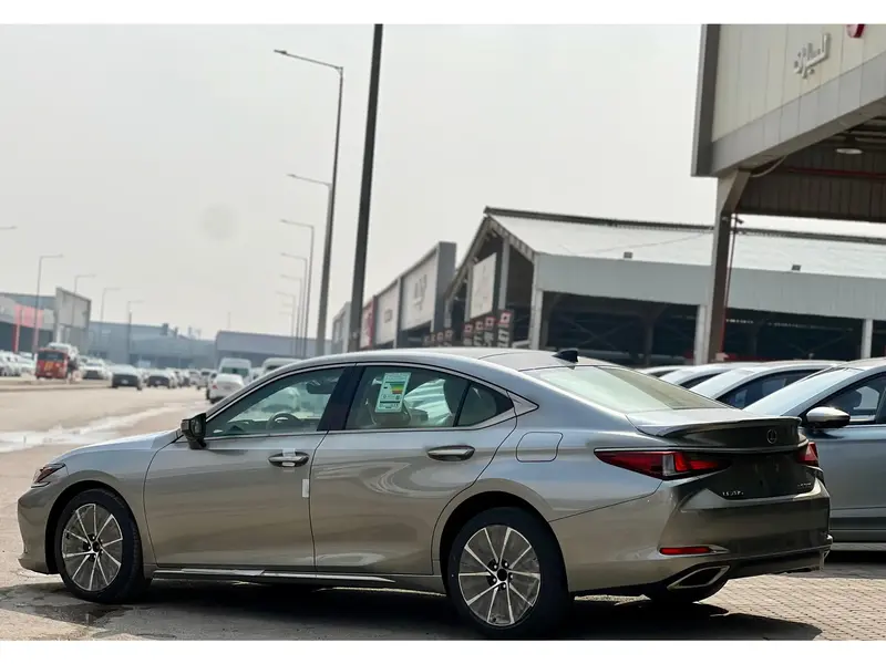 Discover undefined undefined Exterior Interior Images.Find all aspects and details of cars.