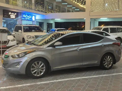استكشف undefined undefined الصور الخارجية والداخلية. اكتشف جميع جوانب وتفاصيل السيارات.