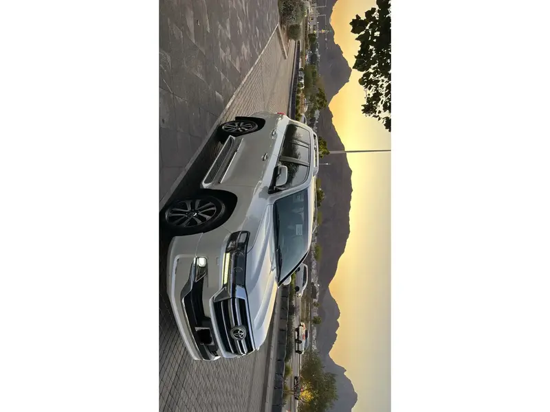 استكشف undefined undefined الصور الخارجية والداخلية. اكتشف جميع جوانب وتفاصيل السيارات.