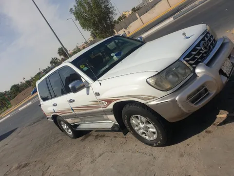 استكشف undefined undefined الصور الخارجية والداخلية. اكتشف جميع جوانب وتفاصيل السيارات.