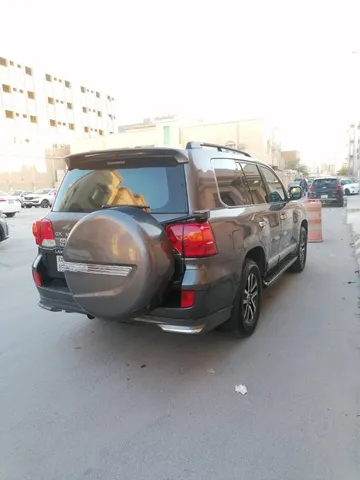 استكشف undefined undefined الصور الخارجية والداخلية. اكتشف جميع جوانب وتفاصيل السيارات.