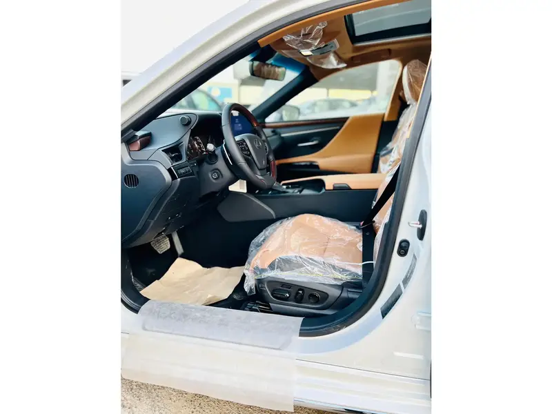 Lexus ES 2025