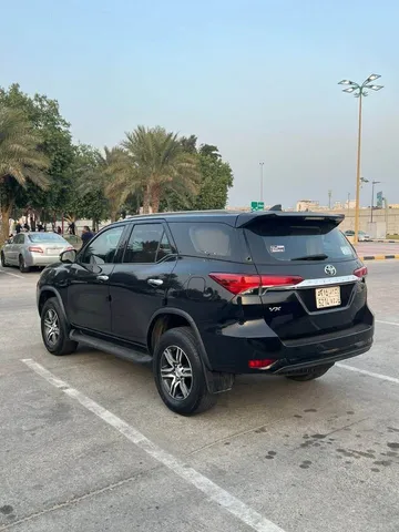 استكشف undefined undefined الصور الخارجية والداخلية. اكتشف جميع جوانب وتفاصيل السيارات.