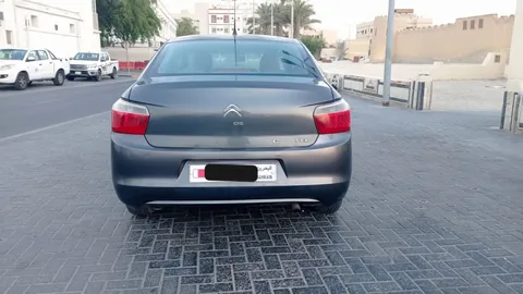 استكشف undefined undefined الصور الخارجية والداخلية. اكتشف جميع جوانب وتفاصيل السيارات.