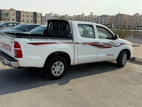 استكشف undefined undefined الصور الخارجية والداخلية. اكتشف جميع جوانب وتفاصيل السيارات.