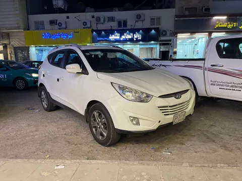 استكشف undefined undefined الصور الخارجية والداخلية. اكتشف جميع جوانب وتفاصيل السيارات.
