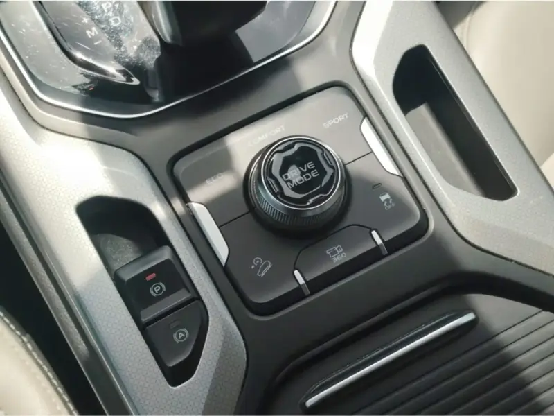 Geely Okavango 2022