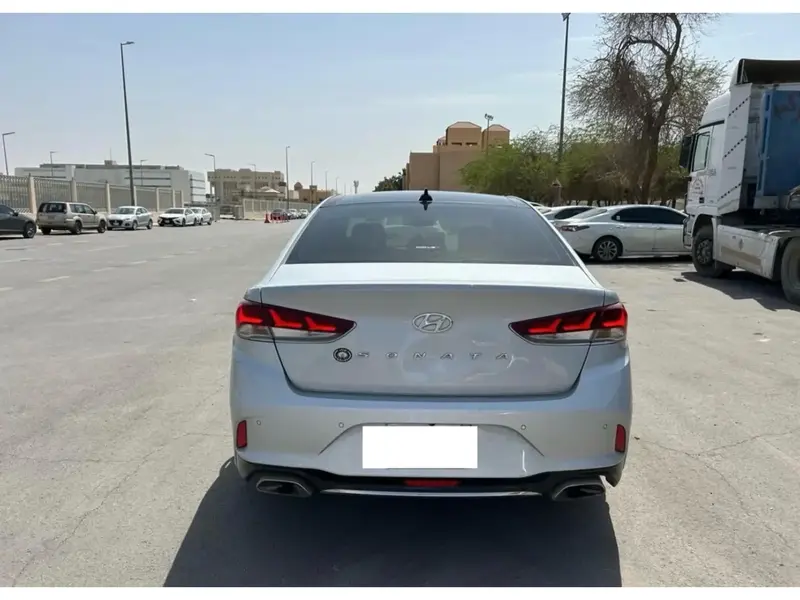 استكشف undefined undefined الصور الخارجية والداخلية. اكتشف جميع جوانب وتفاصيل السيارات.