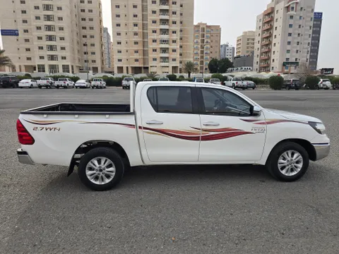 استكشف undefined undefined الصور الخارجية والداخلية. اكتشف جميع جوانب وتفاصيل السيارات.