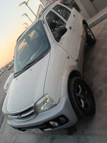 استكشف undefined undefined الصور الخارجية والداخلية. اكتشف جميع جوانب وتفاصيل السيارات.