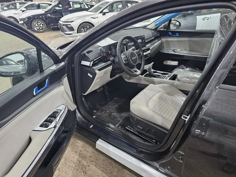 Discover undefined undefined Exterior Interior Images.Find all aspects and details of cars.