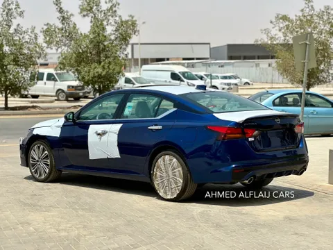 استكشف undefined undefined الصور الخارجية والداخلية. اكتشف جميع جوانب وتفاصيل السيارات.