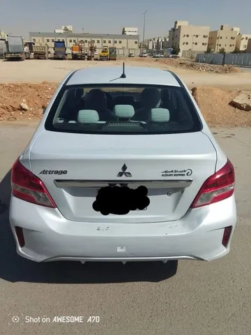 استكشف undefined undefined الصور الخارجية والداخلية. اكتشف جميع جوانب وتفاصيل السيارات.