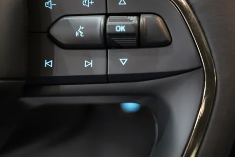 استكشف undefined undefined الصور الخارجية والداخلية. اكتشف جميع جوانب وتفاصيل السيارات.