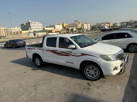 استكشف undefined undefined الصور الخارجية والداخلية. اكتشف جميع جوانب وتفاصيل السيارات.