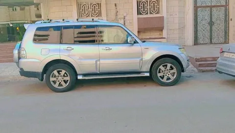 استكشف undefined undefined الصور الخارجية والداخلية. اكتشف جميع جوانب وتفاصيل السيارات.