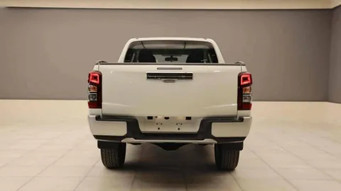 Discover undefined undefined Exterior Interior Images.Find all aspects and details of cars.