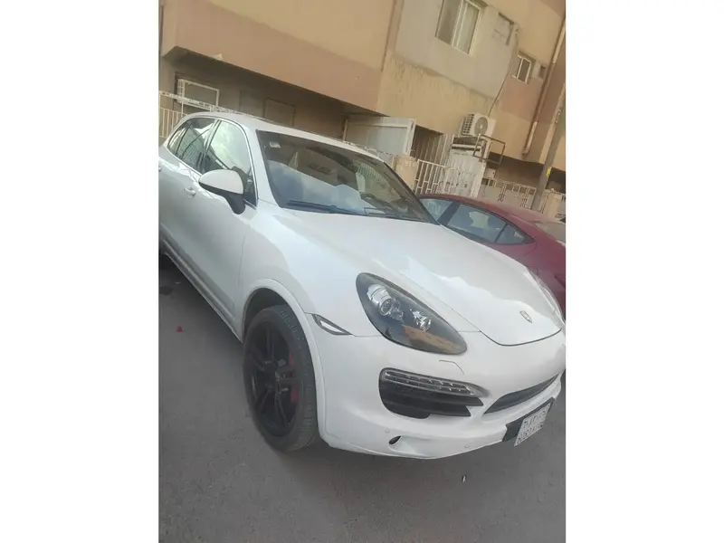 استكشف undefined undefined الصور الخارجية والداخلية. اكتشف جميع جوانب وتفاصيل السيارات.