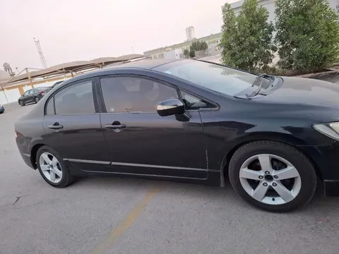 استكشف undefined undefined الصور الخارجية والداخلية. اكتشف جميع جوانب وتفاصيل السيارات.