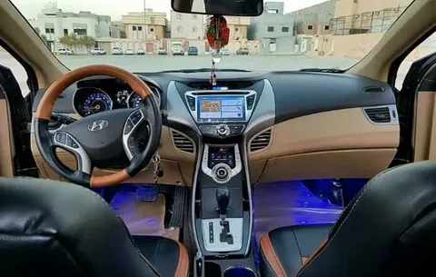 استكشف undefined undefined الصور الخارجية والداخلية. اكتشف جميع جوانب وتفاصيل السيارات.