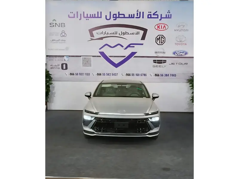 استكشف undefined undefined الصور الخارجية والداخلية. اكتشف جميع جوانب وتفاصيل السيارات.