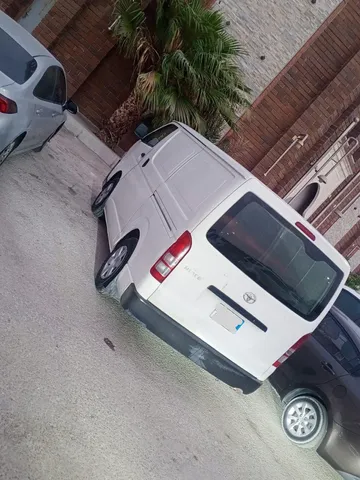 استكشف undefined undefined الصور الخارجية والداخلية. اكتشف جميع جوانب وتفاصيل السيارات.