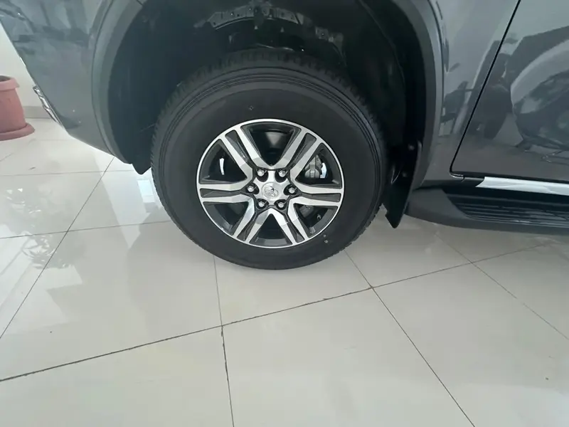 استكشف undefined undefined الصور الخارجية والداخلية. اكتشف جميع جوانب وتفاصيل السيارات.