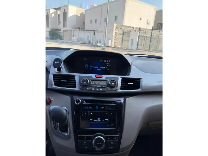 استكشف undefined undefined الصور الخارجية والداخلية. اكتشف جميع جوانب وتفاصيل السيارات.