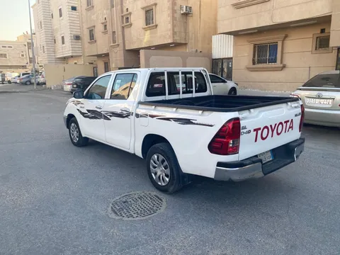 استكشف undefined undefined الصور الخارجية والداخلية. اكتشف جميع جوانب وتفاصيل السيارات.