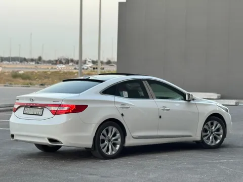 استكشف undefined undefined الصور الخارجية والداخلية. اكتشف جميع جوانب وتفاصيل السيارات.