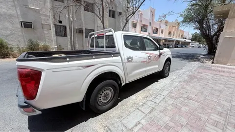 Nissan Navara SE 4x2 (5-Seater) A/T 2016