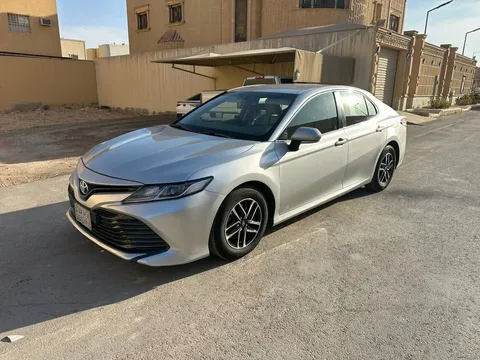 استكشف undefined undefined الصور الخارجية والداخلية. اكتشف جميع جوانب وتفاصيل السيارات.
