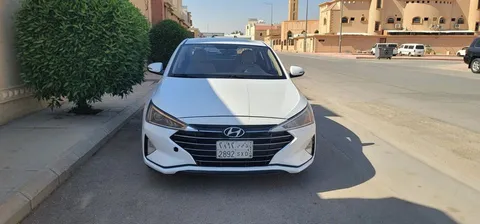 استكشف undefined undefined الصور الخارجية والداخلية. اكتشف جميع جوانب وتفاصيل السيارات.