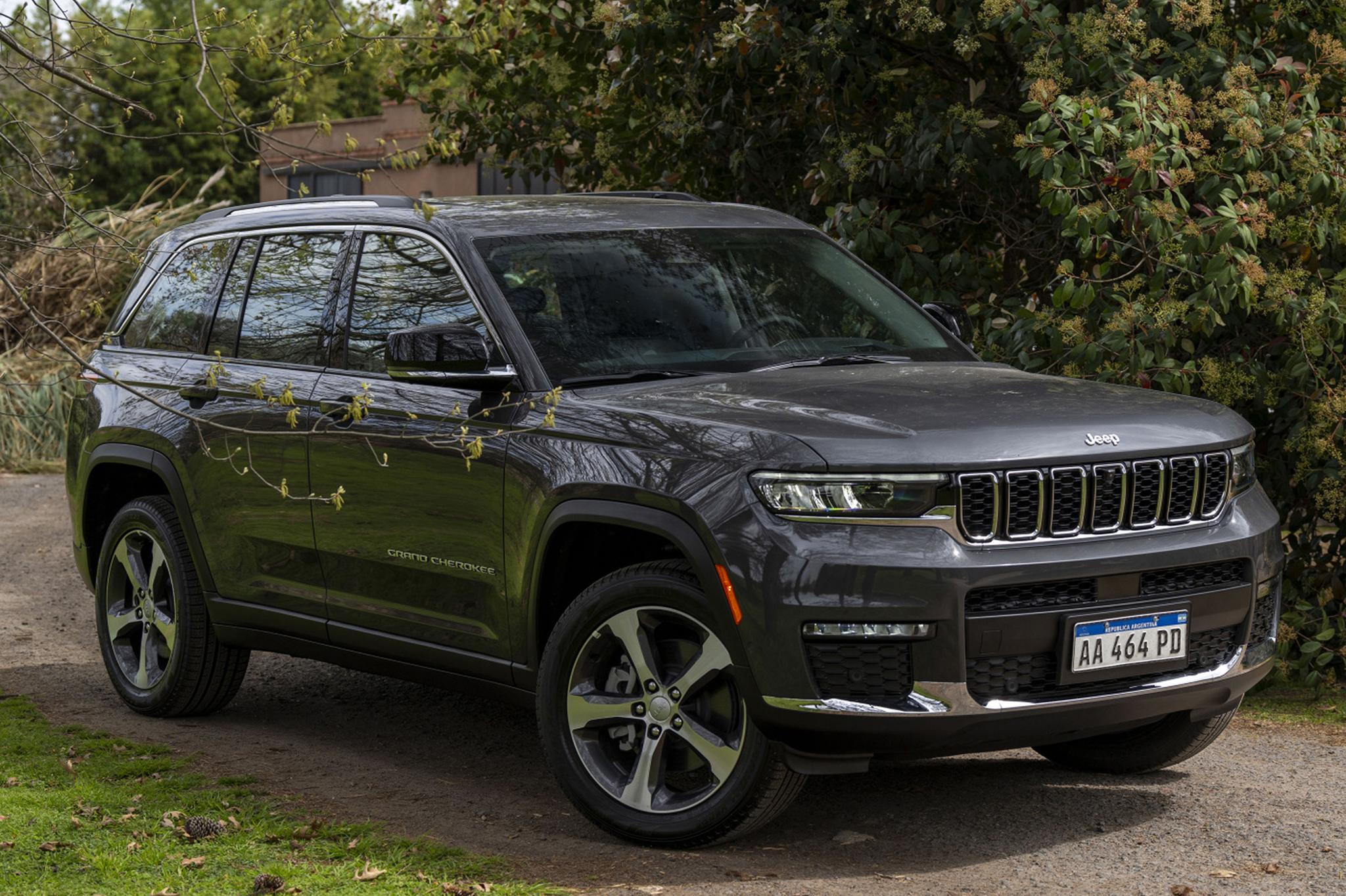 Discover Jeep Jeep Grand Cherokee Exterior Interior Images.Find all aspects and details of cars.