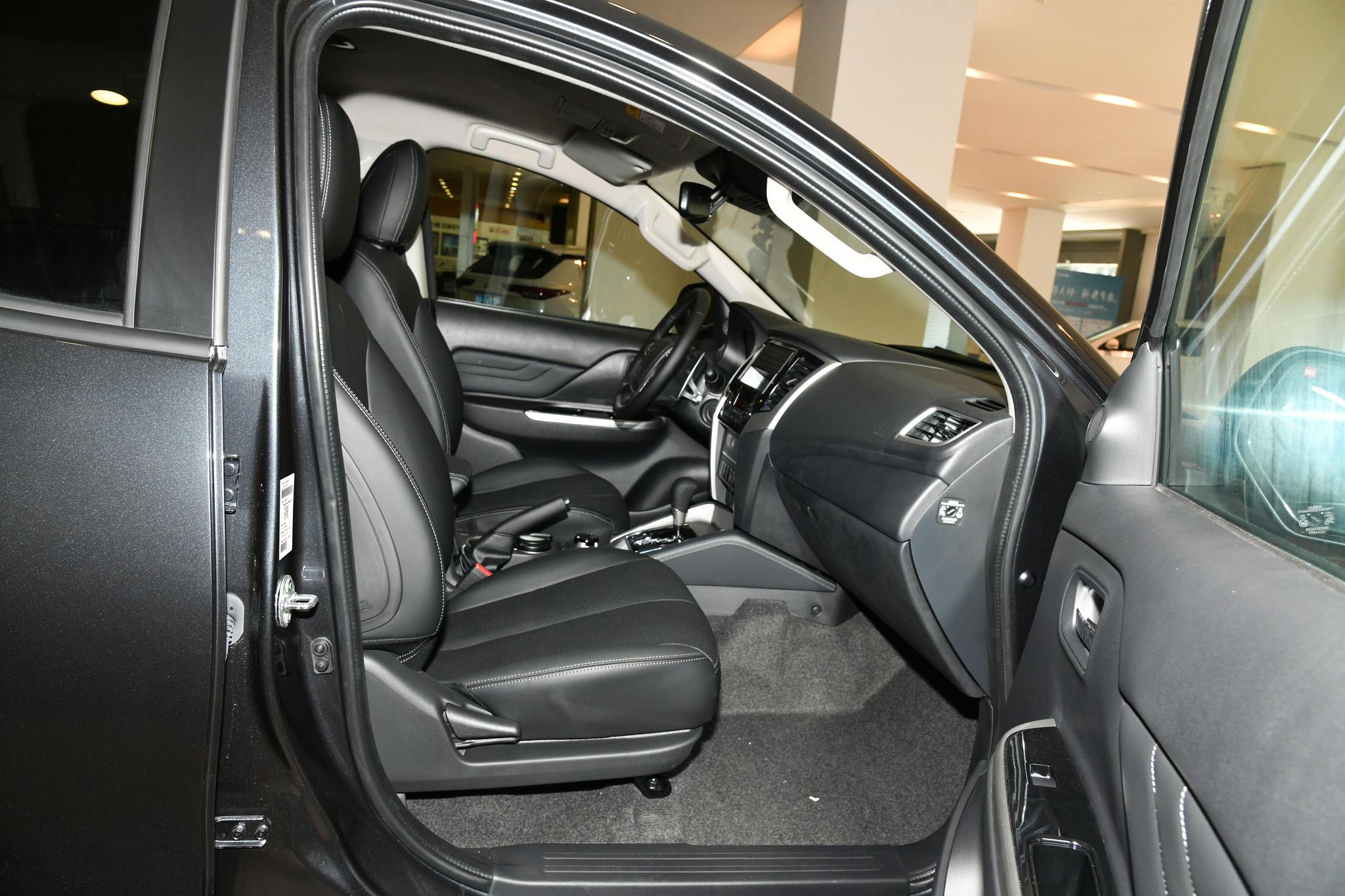 Discover Mitsubishi Mitsubishi L200 Exterior Interior Images.Find all aspects and details of cars.