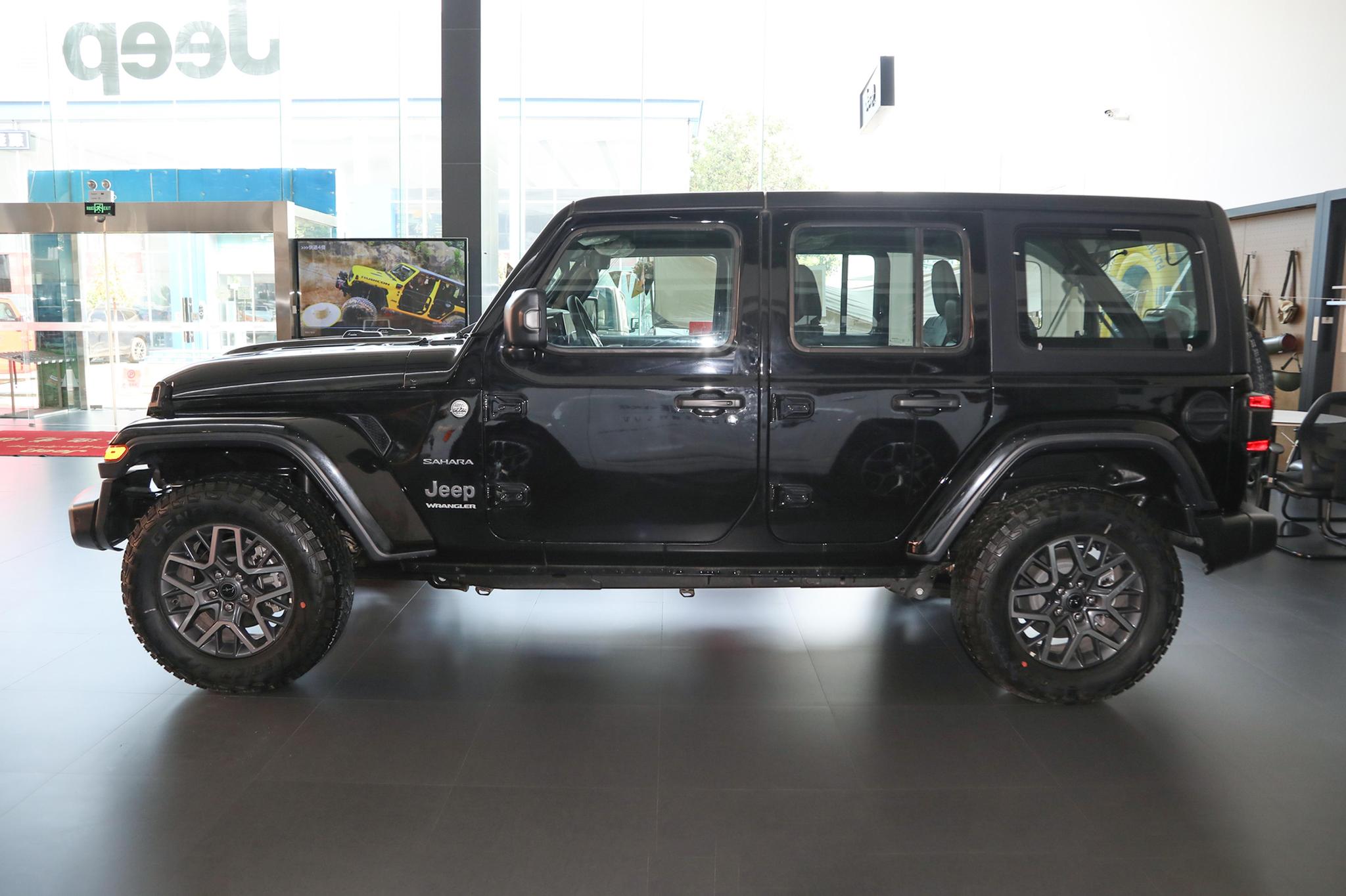 Discover Jeep Jeep Wrangler Exterior Interior Images.Find all aspects and details of cars.