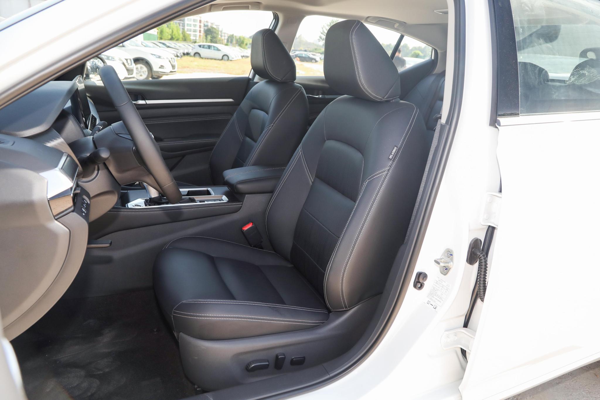 Discover Nissan Nissan Altima Exterior Interior Images.Find all aspects and details of cars.