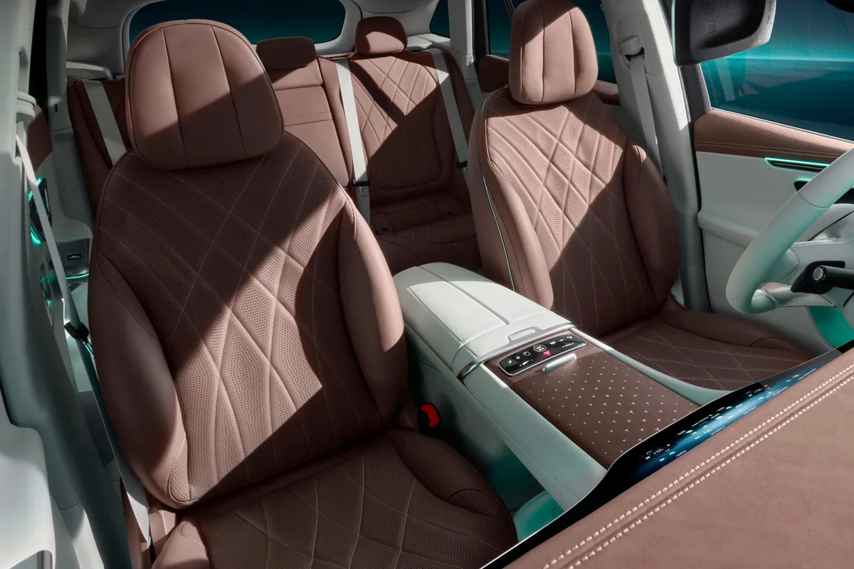 https://gcc-1307444343.cos.accelerate.myqcloud.com/images/02f5a6/r_960x540/generations/generation_6629fd376c679_mercedes-benz-eqe-suv-interior-113.webp