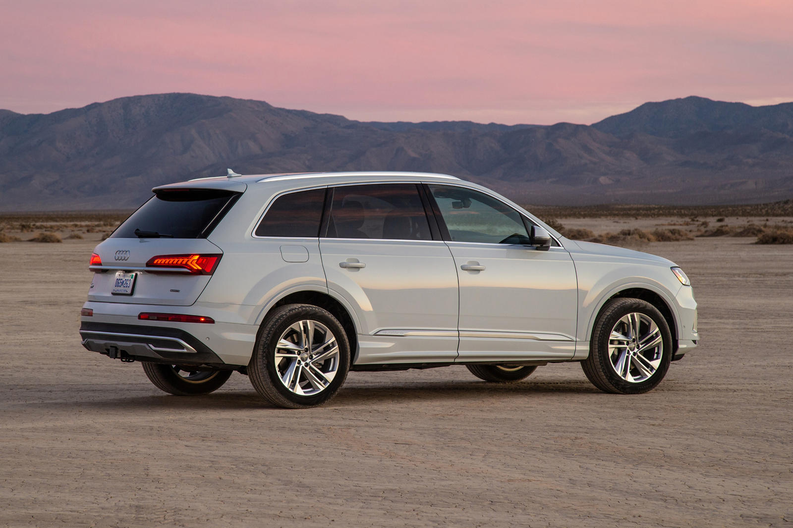 the 1th official image of Audi Q7.