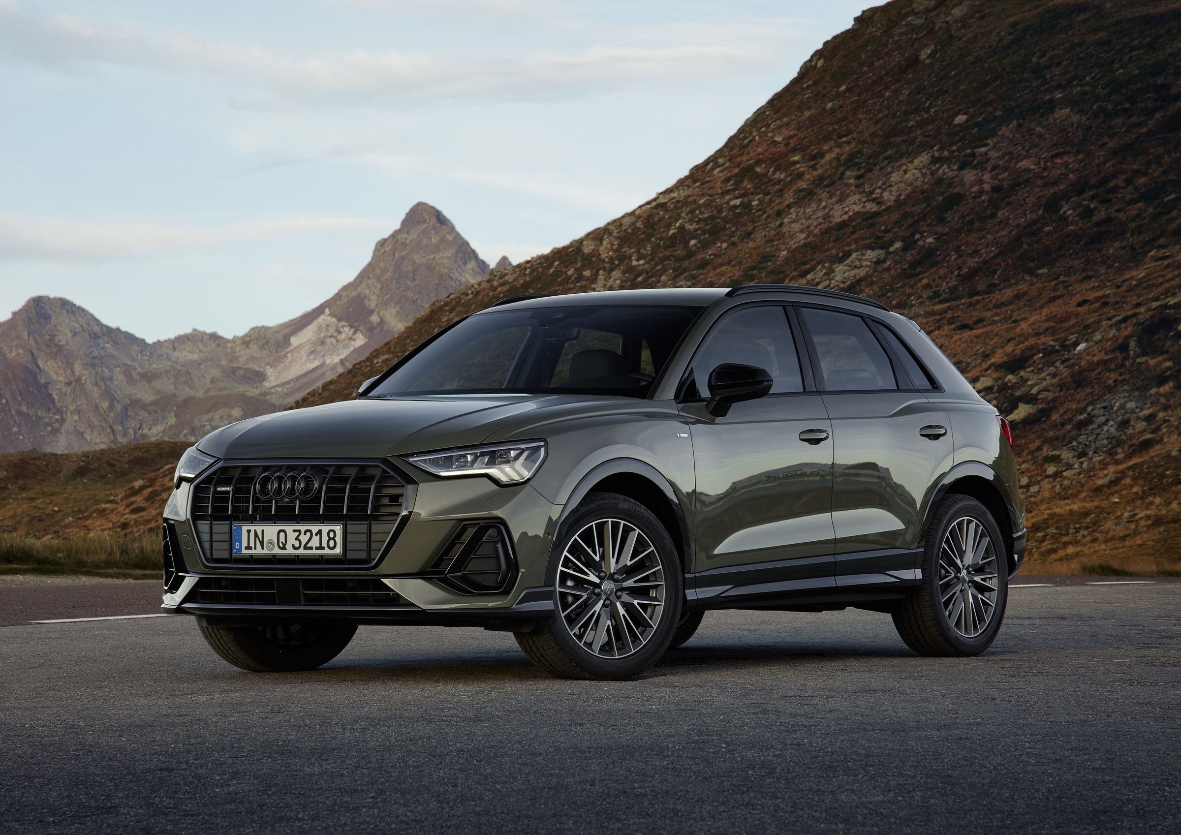 the 2th official image of Audi Q3.