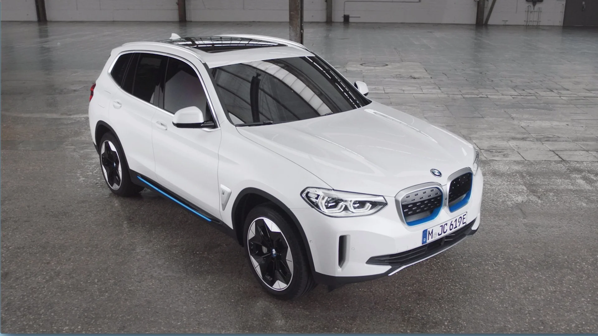 استكشف  بي أم دبليو  بي أم دبليو iX3 BMW iX3 2023 M Sport الصور الخارجية والداخلية. اكتشف جميع جوانب وتفاصيل السيارات.