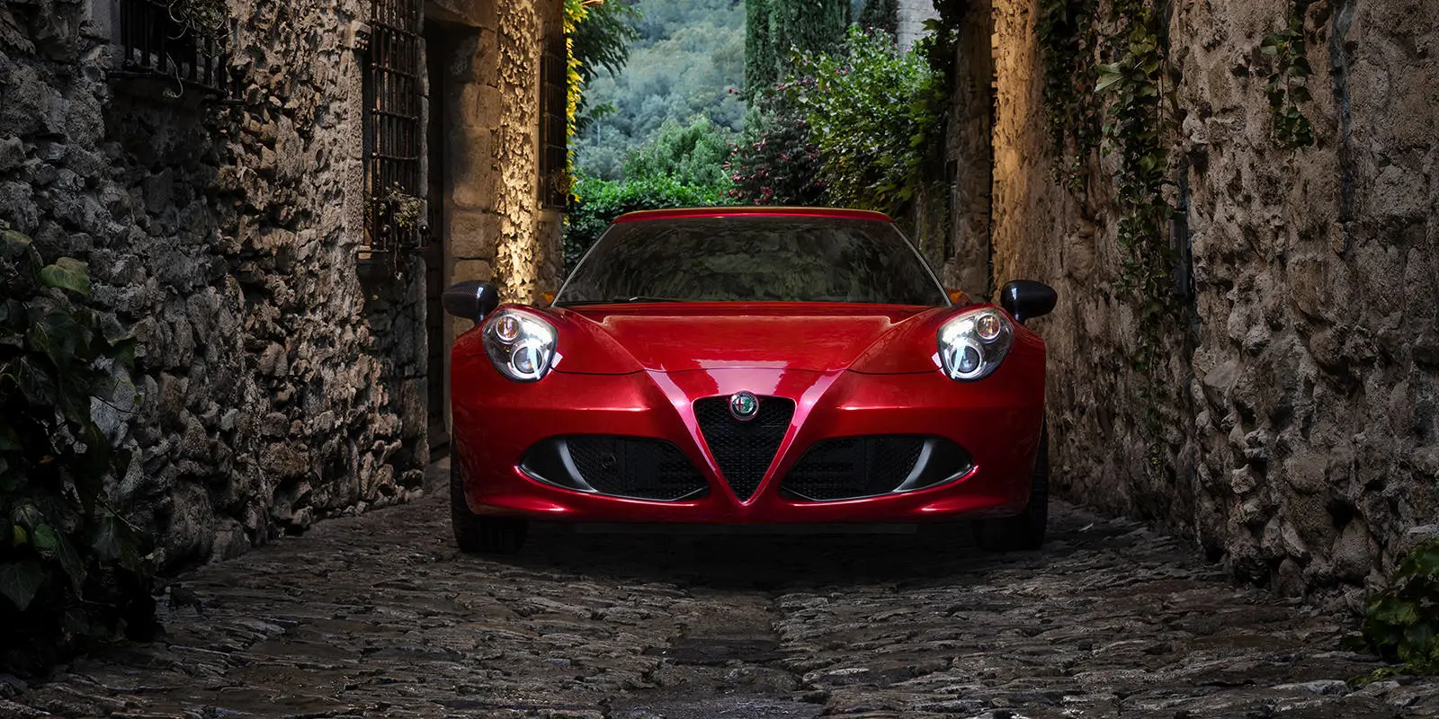 Discover Alfa-Romeo Alfa Romeo 4C Exterior Interior Images.Find all aspects and details of cars.